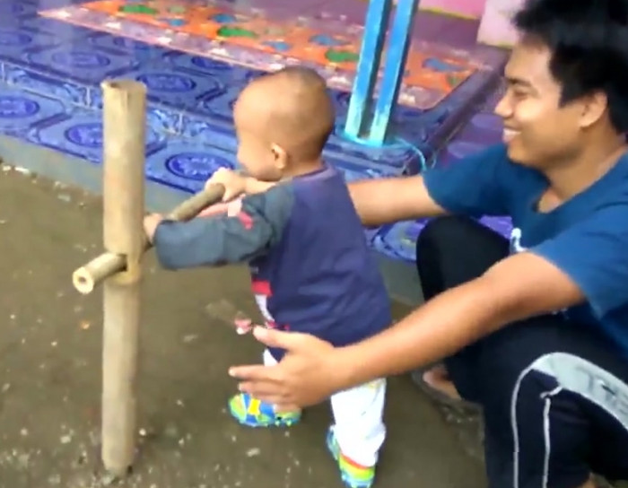 how-indonesian-babies-learn-to-walk