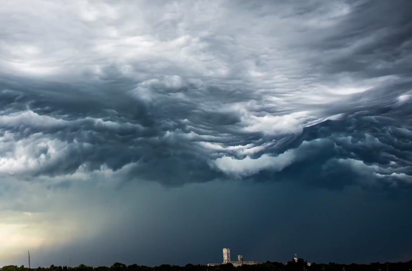 timelapse-of-clouds-looks-like-rolling-ocean-waves