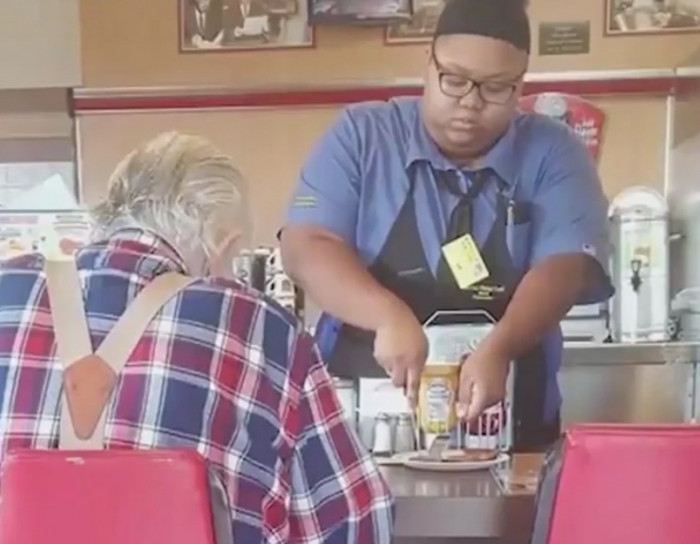 Waffle House Waitress Gets 16k Scholarship After Act Of Kindness Goes