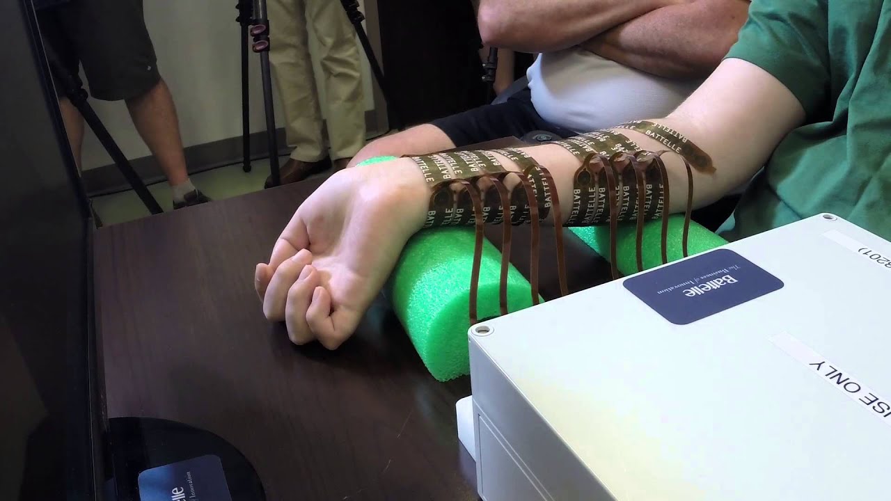 Paralyzed man uses brain to control his hand for the first